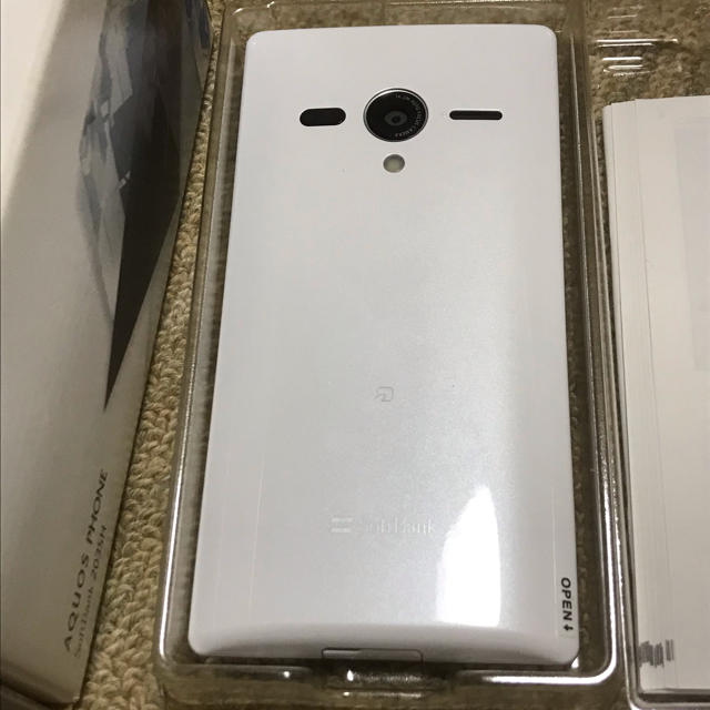 AQUOS(アクオス)のSoftBankのAQUOS Phone 203SH 新品 スマホ/家電/カメラのスマートフォン/携帯電話(スマートフォン本体)の商品写真