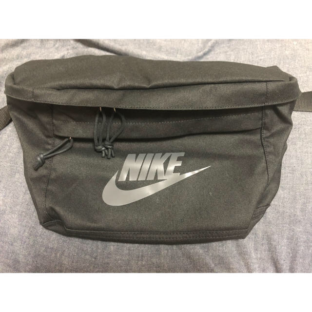 NIKE(ナイキ)の送料込み！ ナイキ10Lウエストバッグ ブラック メンズのバッグ(ウエストポーチ)の商品写真