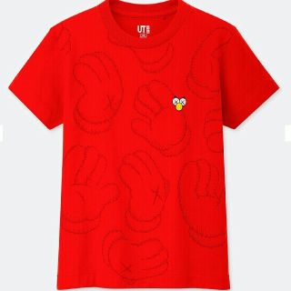 ユニクロ(UNIQLO)のUNIQLO×KAWSコラボ Tシャツ130サイズred色(Tシャツ/カットソー)