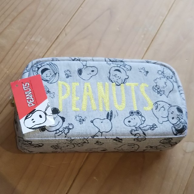 PEANUTS(ピーナッツ)の新品タグ付き スヌーピー ペンケース インテリア/住まい/日用品の文房具(ペンケース/筆箱)の商品写真