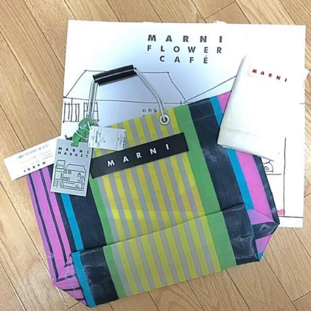 《MARNI》マルニフラワーカフェ ストライプバッグ ピンクキャンディトートバッグ