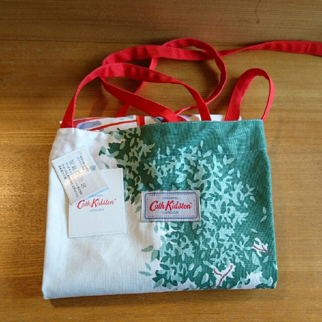 Cath Kidston(キャスキッドソン)のneschan様専用 新品未使用 キャス・キッドソン エプロン ハンカチセット インテリア/住まい/日用品のキッチン/食器(その他)の商品写真