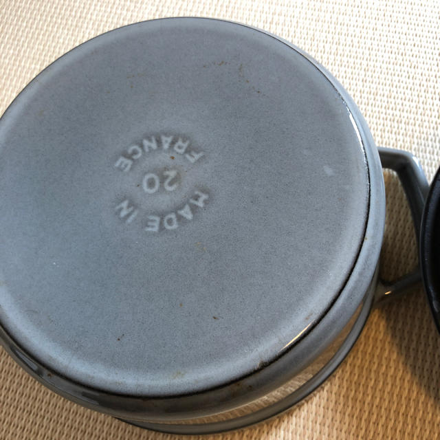 STAUB(ストウブ)のストウブ ココット ラウンド グレー 20cm インテリア/住まい/日用品のキッチン/食器(鍋/フライパン)の商品写真