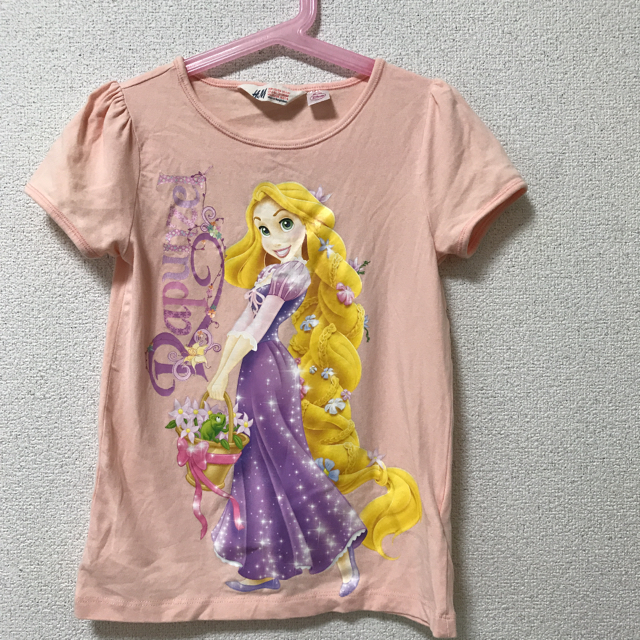 サンリオ(サンリオ)のぱるる様専用！キティちゃんエプロン110♡ラプンツェルTシャツ キッズ/ベビー/マタニティのキッズ服女の子用(90cm~)(その他)の商品写真