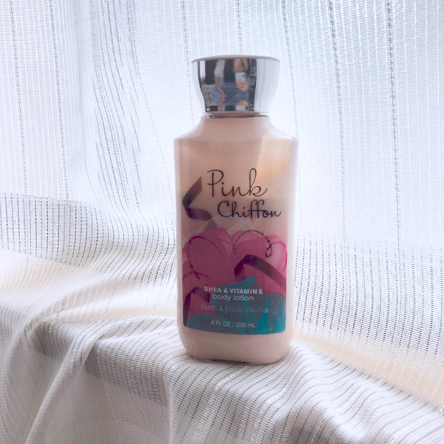 Bath & Body Works(バスアンドボディーワークス)のbath＆bodyworks pink chiffon body lotion コスメ/美容のボディケア(ボディクリーム)の商品写真