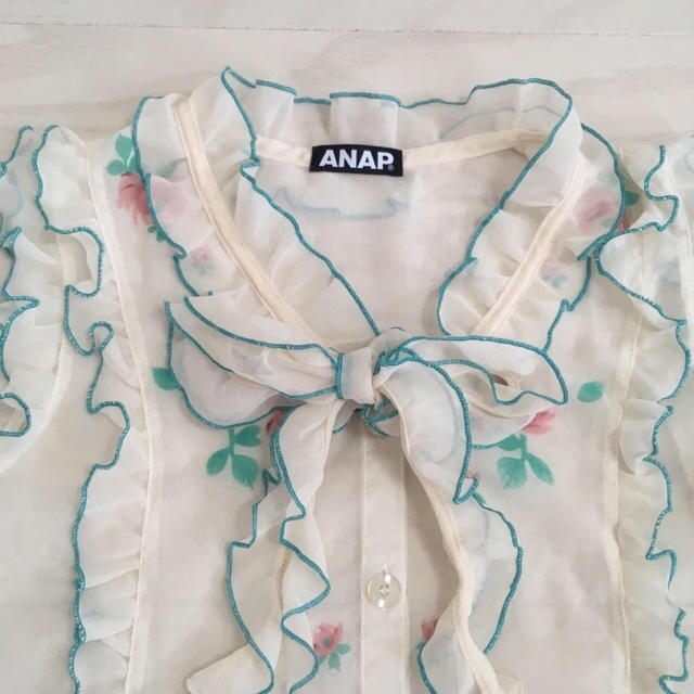 ANAP(アナップ)のANAP 花柄 フリル  シフォン トップス アナップ レディースのトップス(シャツ/ブラウス(半袖/袖なし))の商品写真