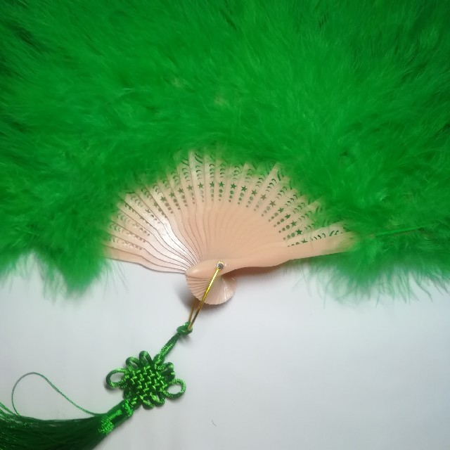 新品　特大羽扇子　ジュリアナ　大きな紐飾り付き　緑 エンタメ/ホビーのコスプレ(小道具)の商品写真