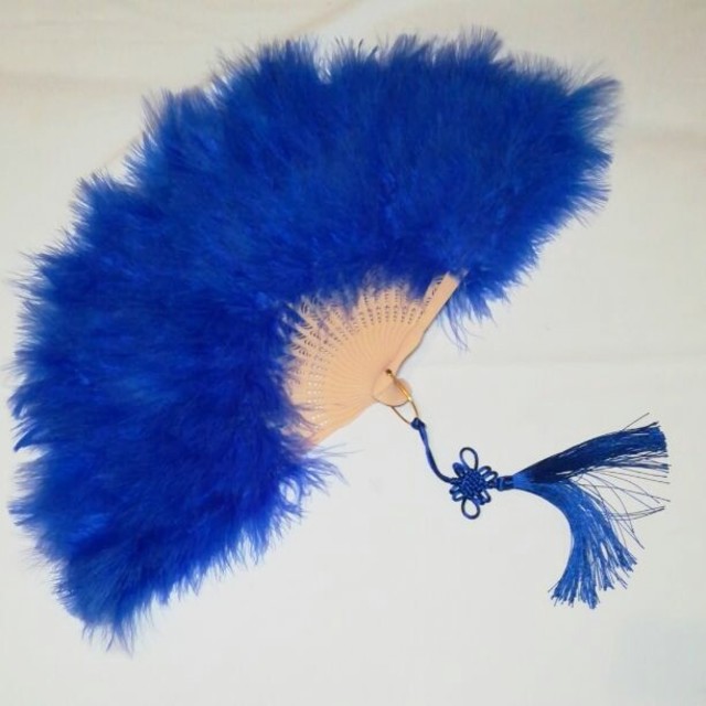 新品　特大羽扇子　ジュリアナ　大きな紐飾り付き　青 エンタメ/ホビーのコスプレ(小道具)の商品写真