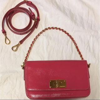 プラダ(PRADA)の極美品 プラダPRADAのチェーンショルダーバッグ ピンク エナメル系 レア(ショルダーバッグ)