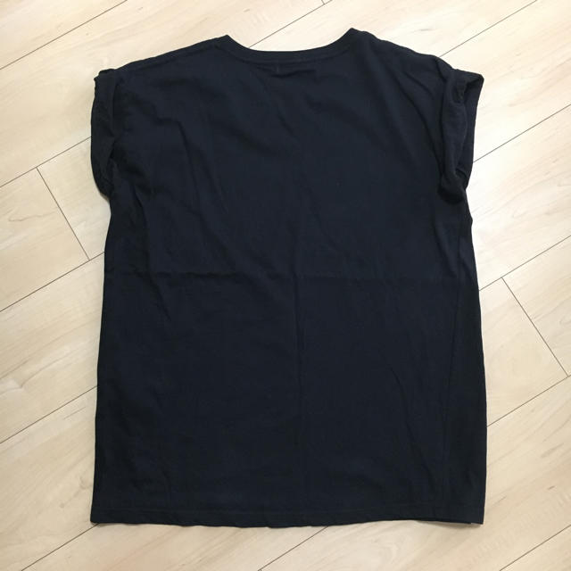 WEGO(ウィゴー)のWEGO ロールアップTシャツ カットソー 黒 ガールプリント レディースのトップス(Tシャツ(半袖/袖なし))の商品写真