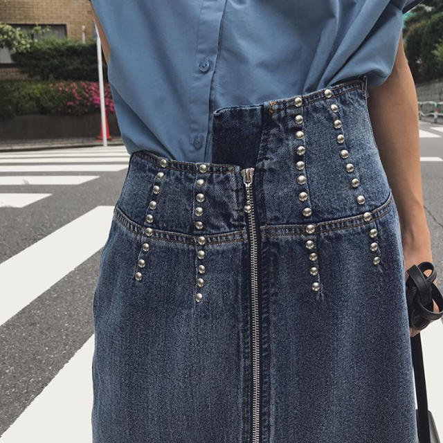 Ameri VINTAGE(アメリヴィンテージ)のSTUDS LINE DENIM SKIRT レディースのスカート(ロングスカート)の商品写真