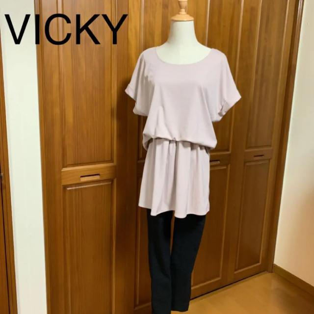 VICKY(ビッキー)のvicky  ベージュトップス☆美品 レディースのトップス(カットソー(半袖/袖なし))の商品写真