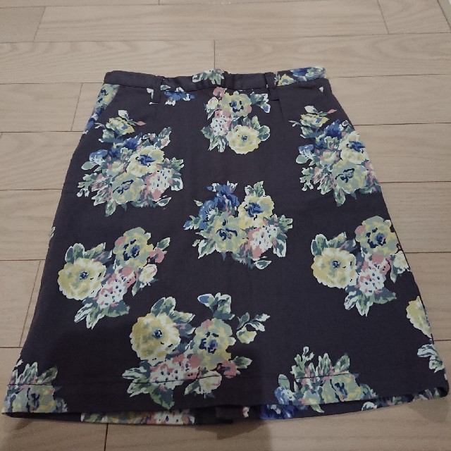 LOWRYS FARM(ローリーズファーム)のLOWRYSFARM 花柄 タイトスカート レディースのスカート(ひざ丈スカート)の商品写真