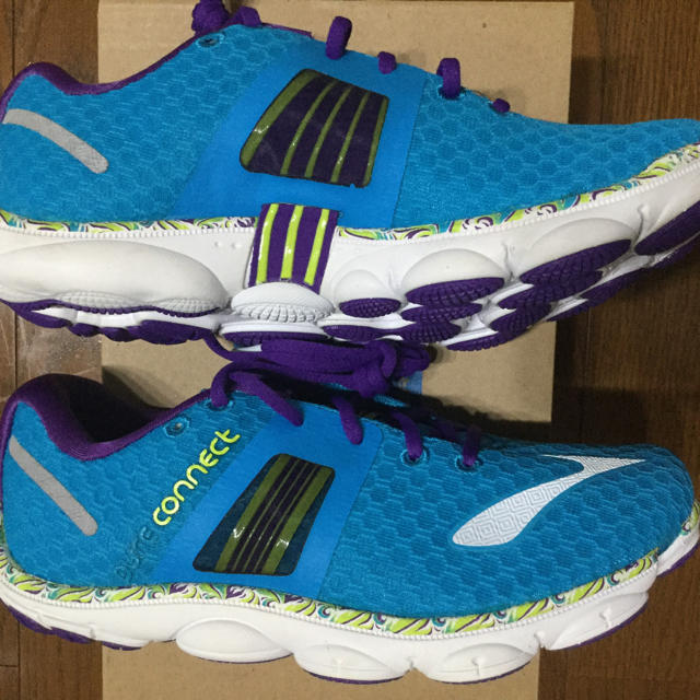 Brooks(ブルックス)のBROOKS PURECONNECT 4 ランニングシューズ スポーツ/アウトドアのランニング(シューズ)の商品写真