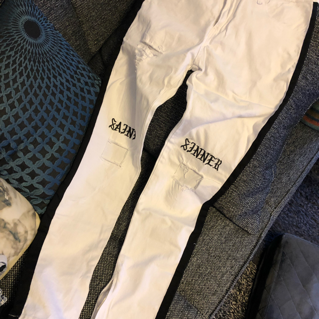 ダメージデニム白新品 Sサイズ メンズのパンツ(デニム/ジーンズ)の商品写真