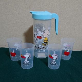 スヌーピー(SNOOPY)の新品‼️ スヌーピーとチャーリーブラウンのピッチャー&コップ4個セット(容器)