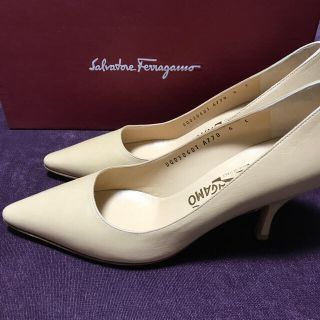 サルヴァトーレフェラガモ(Salvatore Ferragamo)の<お値下げ> Ferragamo レザー ポインテッドトゥ パンプス ベージュ (ハイヒール/パンプス)