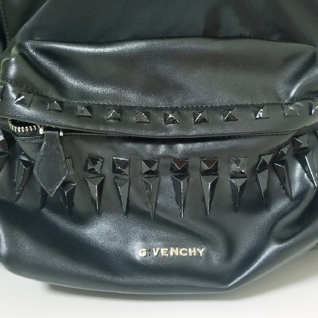 GIVENCHY(ジバンシィ)のGIVENCHY　スタッズ　リュック　バックパック　訳ありにて格安出品 メンズのバッグ(バッグパック/リュック)の商品写真