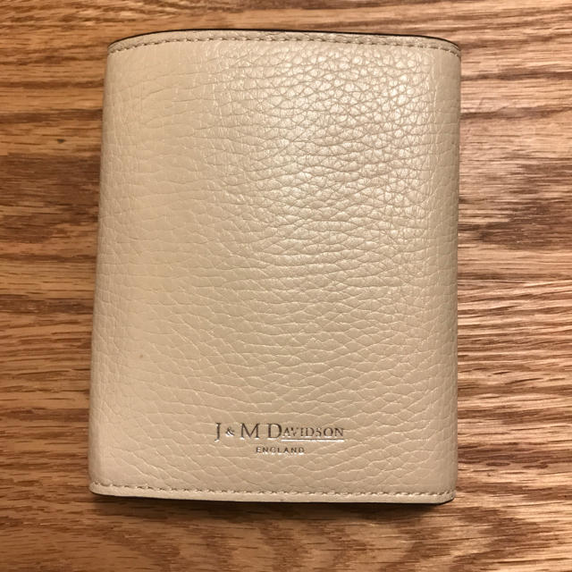 J&M DAVIDSON(ジェイアンドエムデヴィッドソン)のJ&M DAVIDSON 三つ折り財布ベージュ ジェイアンドエムディヴィットソン レディースのファッション小物(財布)の商品写真