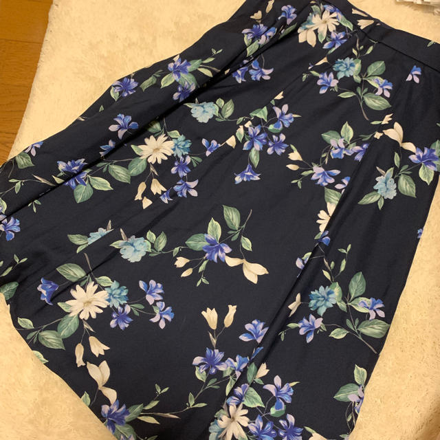 JUSGLITTY(ジャスグリッティー)のジャスグリッティー 花柄スカート レディースのスカート(ひざ丈スカート)の商品写真