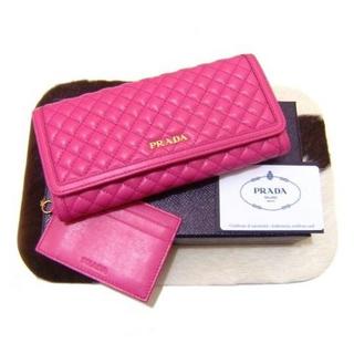 プラダ(PRADA)のプラダキルティングパスケース付き長財布ピンク新品S105(財布)