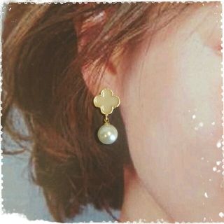 ♡新作♡クローバーフラワーの上品ピアス♡ハンドメイド(ピアス)