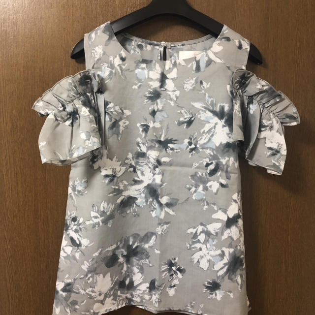 tocco(トッコ)のtocco closet 肩見せ花柄ブラウス レディースのトップス(シャツ/ブラウス(半袖/袖なし))の商品写真