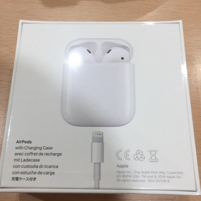 Apple(アップル)の(値下げ)新品未開封 Apple AirPods エアーポッズ スマホ/家電/カメラのオーディオ機器(ヘッドフォン/イヤフォン)の商品写真