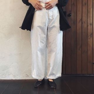 ネストローブ(nest Robe)の【美品】nest Robe コットンラミーミリタリーパンツ 黒 クリーニング済(カジュアルパンツ)