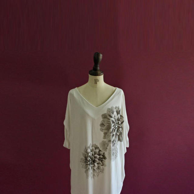 antiqua(アンティカ)のアンティカ ダリア 花柄 トップス Ｔシャツ レディースのトップス(Tシャツ(半袖/袖なし))の商品写真