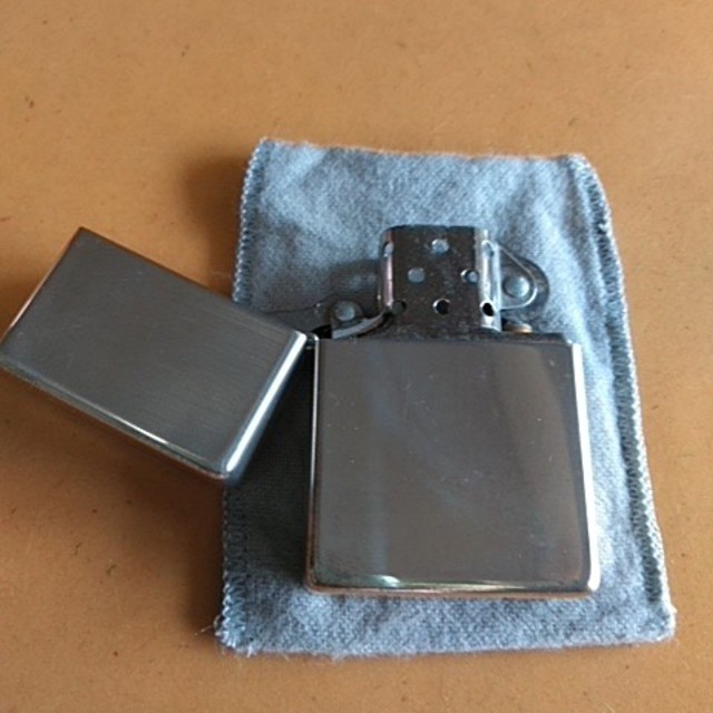 ZIPPO(ジッポー)のジッポーライター　シルバー メンズのファッション小物(タバコグッズ)の商品写真