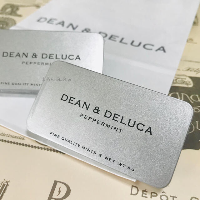 DEAN & DELUCA(ディーンアンドデルーカ)の紙袋付き♩DEAN&DELUCAシルバー缶入り ペパーミントタブレット ミント缶 食品/飲料/酒の食品(菓子/デザート)の商品写真