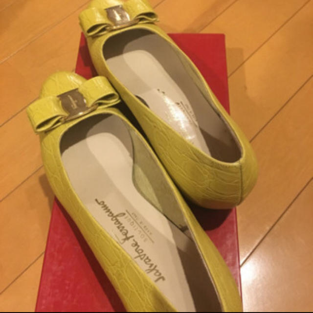 Salvatore Ferragamo(サルヴァトーレフェラガモ)の【momo様 専用】フェラガモ ヴァラ 23〜23.5cm 超美品 レディースの靴/シューズ(ハイヒール/パンプス)の商品写真