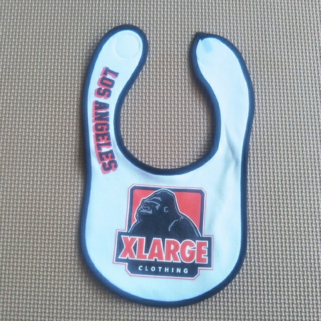 XLARGE(エクストララージ)の値下げ！早い者勝ち！XLARGE　スタイ　新品 キッズ/ベビー/マタニティのこども用ファッション小物(ベビースタイ/よだれかけ)の商品写真