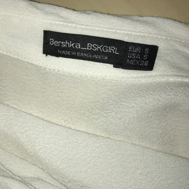 Bershka(ベルシュカ)のBershka 白 シャツ レディースのトップス(シャツ/ブラウス(半袖/袖なし))の商品写真