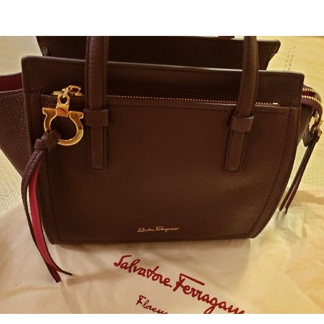 Salvatore Ferragamo(サルヴァトーレフェラガモ)の新品　サルヴァトーレフェラガモ　ハンドバッグ　ボルドー レディースのバッグ(ハンドバッグ)の商品写真