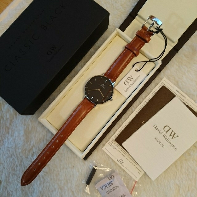 Daniel Wellington(ダニエルウェリントン)の【新品未使用】ダニエルウェリントン・ペティート32㎜ シルバー/ライトブラウン レディースのファッション小物(腕時計)の商品写真