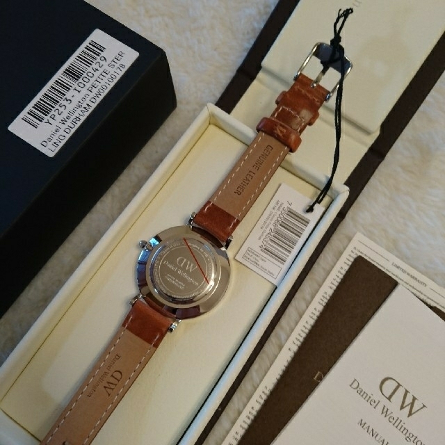 Daniel Wellington(ダニエルウェリントン)の【新品未使用】ダニエルウェリントン・ペティート32㎜ シルバー/ライトブラウン レディースのファッション小物(腕時計)の商品写真