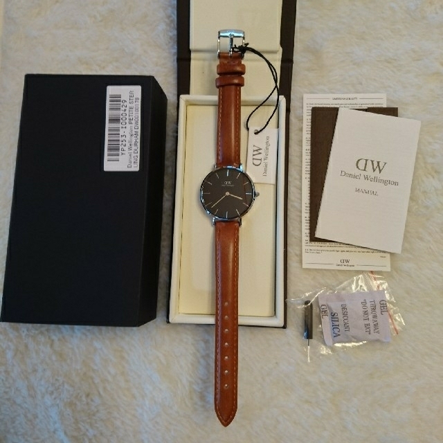 Daniel Wellington(ダニエルウェリントン)の【新品未使用】ダニエルウェリントン・ペティート32㎜ シルバー/ライトブラウン レディースのファッション小物(腕時計)の商品写真