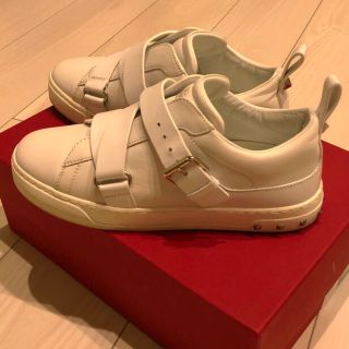 ヴァレンティノ(VALENTINO)の美品 バレンティノ スニーカー ホワイトスタッズ 35(スニーカー)