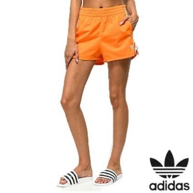 adidas(アディダス)のadidasoriginalsｱﾃﾞｨﾀﾞｽｵﾘｼﾞﾅﾙｽｵﾚﾝｼﾞｼｮｰﾊﾟﾝ レディースのパンツ(ショートパンツ)の商品写真