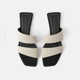 ザラ(ZARA)のZARAスプリットスエードフラットサンダル(サンダル)