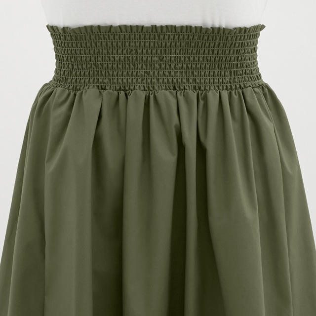 GU(ジーユー)のシャーリングフレアロングスカート（オリーブ） レディースのスカート(ロングスカート)の商品写真