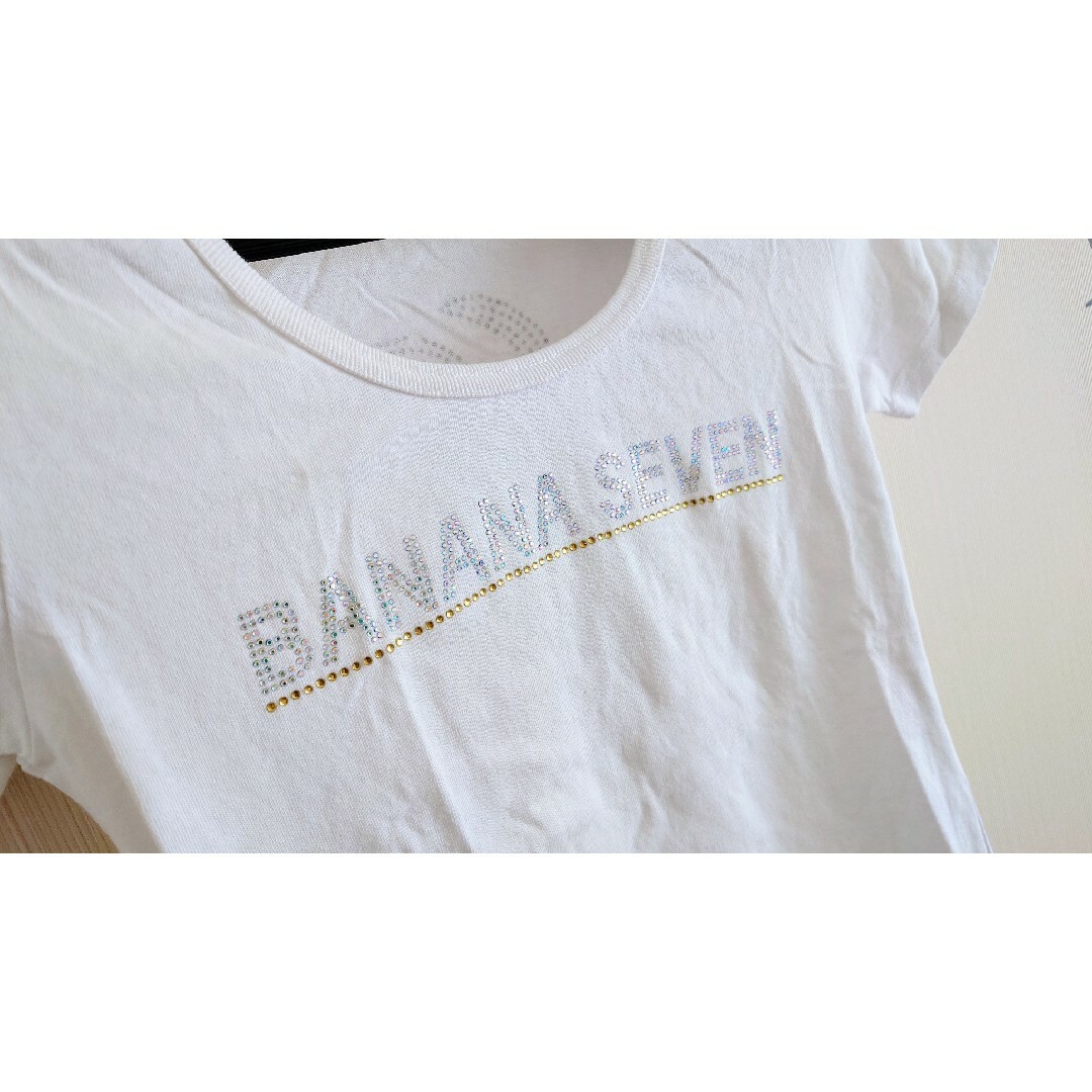 877*7(BANANA SEVEN)(バナナセブン)のBANANA SEVEN 白Tシャツ ストーン付き レディースのトップス(Tシャツ(半袖/袖なし))の商品写真