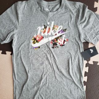 ナイキ(NIKE)のNIKE花柄未使用(Tシャツ/カットソー(半袖/袖なし))