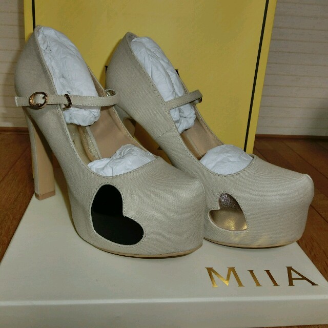MIIA(ミーア)のMIIA  パンプス アイボリー【新品】 レディースの靴/シューズ(ハイヒール/パンプス)の商品写真
