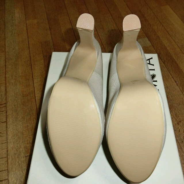 MIIA(ミーア)のMIIA  パンプス アイボリー【新品】 レディースの靴/シューズ(ハイヒール/パンプス)の商品写真