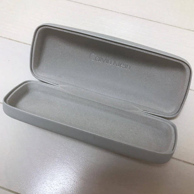 Calvin Klein(カルバンクライン)の★【新品】CALVIN KLEINカルバンクライン/メガネケース★シルバーグレー レディースのファッション小物(サングラス/メガネ)の商品写真