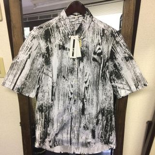 マックキュー(McQ)の【新品】McQ ALEXANDER MCQEEN 掠れプリント半袖シャツ (シャツ)