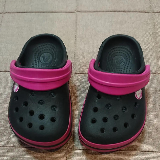 crocs(クロックス)のクロックス 黒 ピンク キッズ/ベビー/マタニティのベビー靴/シューズ(~14cm)(サンダル)の商品写真